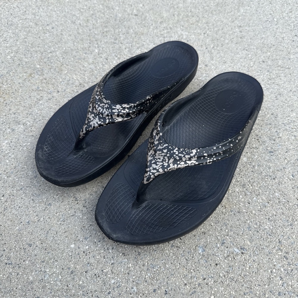 OOFOS OOlala Luxe Prosecco BLACK Thong Flip Flops Sandals Women's Size 11